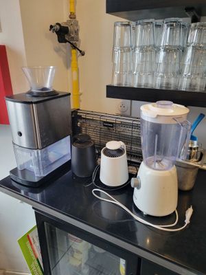 un mixeur et un mixeur posés sur un plan de travail dans une cuisine