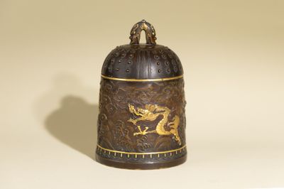 Boîte Kogo en bronze incrusté d'or, d'argent et de cuivre, e…