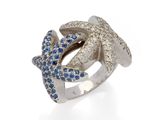 un gros plan d'une bague ornée d'une étoile de mer