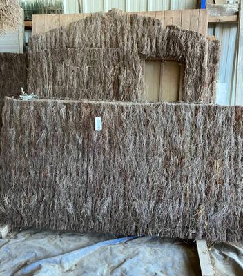 une botte de foin posée sur une palette dans une remise