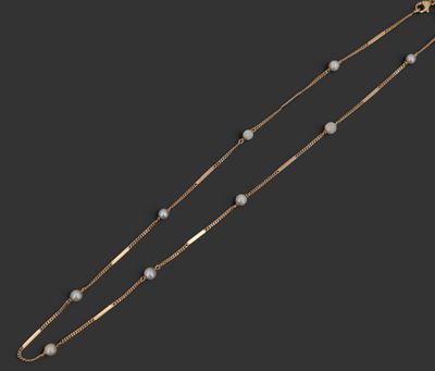 un collier en or avec des perles et une étoile