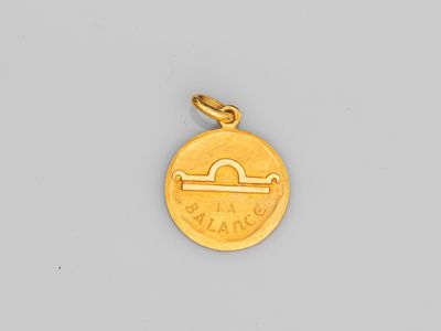 une pièce d'or sur laquelle est gravé le nom d'un bateau