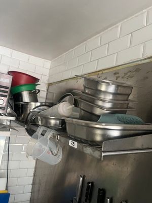 de nombreuses casseroles et poêles sur le comptoir de la cuisine