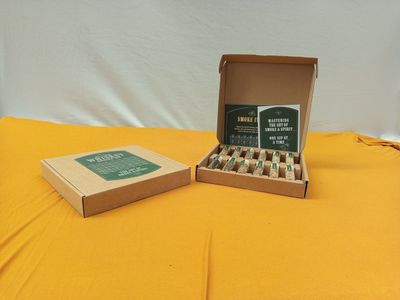 une boîte de cigarettes ouverte posée sur une table jaune