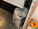 un tableau blanc accroché au mur, à côté d'une pile de bagages