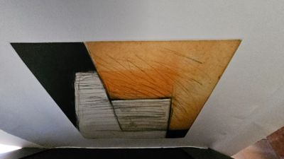 une image d'un tableau sur le mur d'une pièce