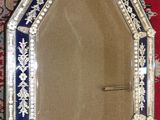 un miroir posé sur un tapis, à même le sol