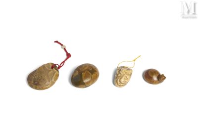 trois morceaux de bois sont disposés en ligne sur une surface blanche