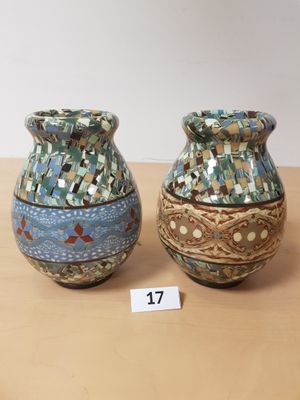 deux vases posés sur une table