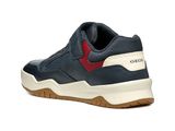 Les chaussures des enfants sont bleues et rouges, avec une semelle blanche.