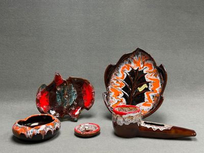 VALLAURIS Grande coupe feuille, cendrier figurant une pipie,…