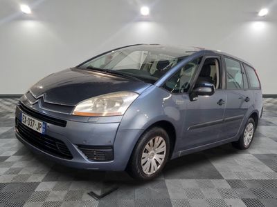 la petite voiture bleue est garée sur un carrelage à carreaux