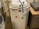 une petite salle de bains équipée d'un lavabo et de toilettes