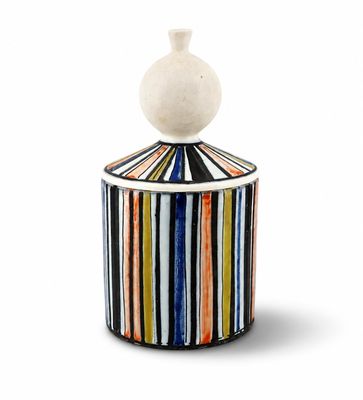 une photo d'un pot en céramique avec un couvercle rayé