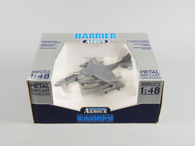 une boîte contenant une maquette d'avion de chasse