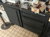 une cuisine où le sol est encombré d'objets