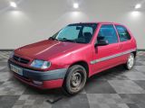 la photo d'une voiture rouge garée dans un garage