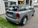 une Mini Cooper grise garée devant un immeuble