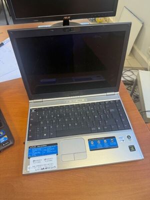 deux ordinateurs portables et un téléphone portable posés sur un bureau
