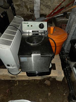 de nombreux appareils électroménagers posés sur une palette