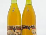 deux bouteilles de vin posées l'une à côté de l'autre sur une table