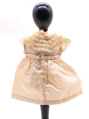 robe beige sur un mannequin, sur fond blanc