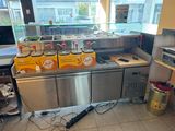une photo de la cuisine d'un restaurant avec beaucoup de plats sur le comptoir