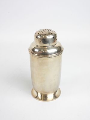 une salière ancienne en argent avec un couvercle en métal