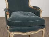 une photo d'une chaise bleue et blanche posée sur un parquet