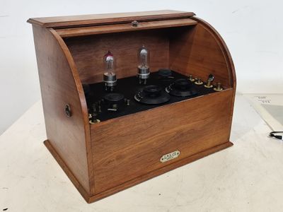 une petite boîte en bois contenant deux aspirateurs