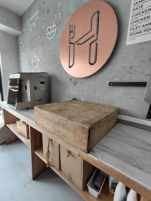 une table en bois sur laquelle est posée une planche à découper en bois