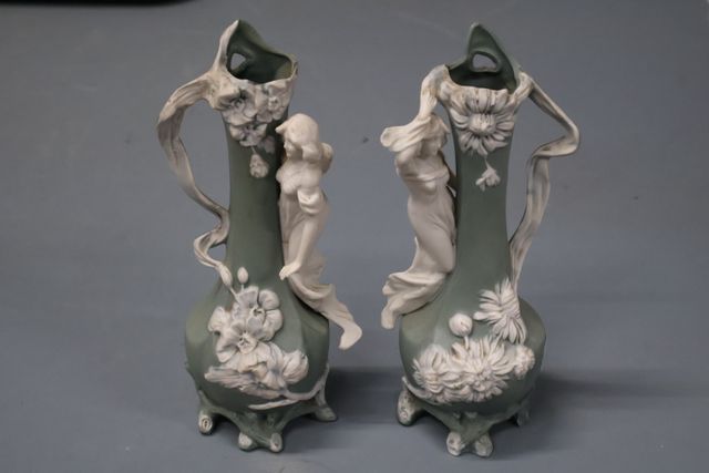 Paire de vases art nouveau en biscuit céladon et blanc. Numéro et...