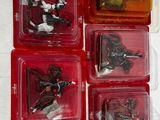 quatre figurines en plastique représentant un homme à cheval