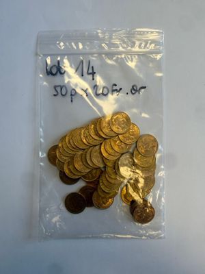 un sac de pièces d'or posé sur une table blanche