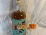 une bouteille de rhum posée sur une table
