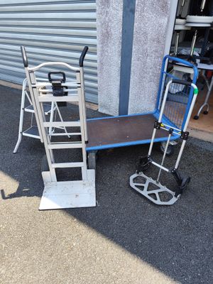 un chariot et un diable devant un immeuble