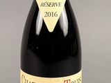une bouteille de vin posée sur une table