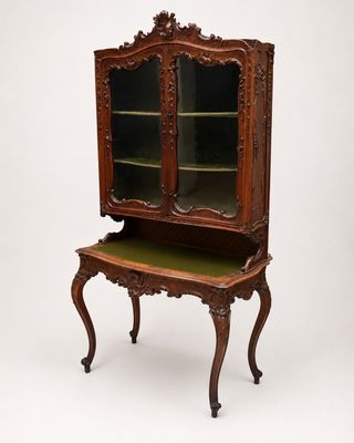 une armoire en bois avec des portes vitrées et une étagère au-dessus