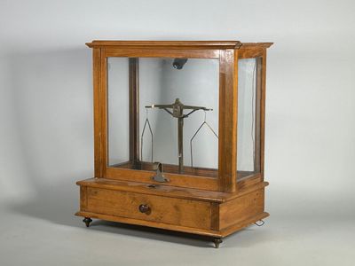 une vitrine en bois contenant une horloge