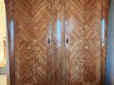 un meuble en bois dans le coin d'une pièce