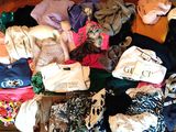 un tas de vêtements posés sur une table