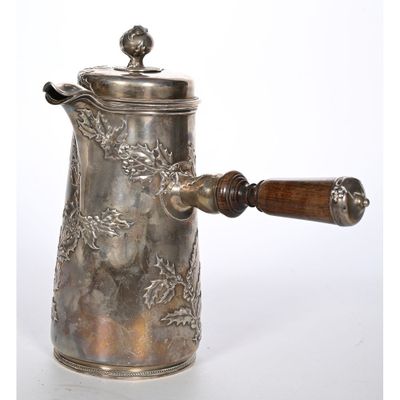 une cafetière en argent avec une poignée en bois sur fond blanc