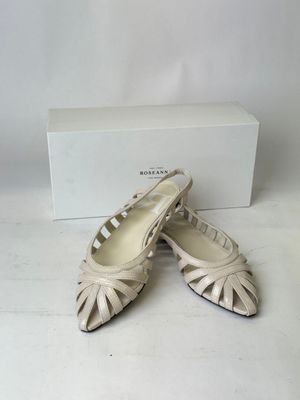 une paire de chaussures blanches avec une boîte en arrière-plan