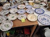 de nombreuses assiettes posées sur une table, accompagnées d'une étiquette indiquant le prix