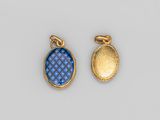 une paire de pendentifs en verre doré et bleu