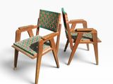 deux chaises en bois avec une assise verte et un coussin vert