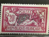 un timbre rouge et blanc représentant un homme à cheval