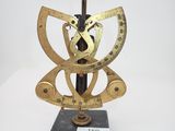 une image représentant une balance surmontée d'une horloge