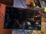 une télévision à écran plat posée sur un meuble dans une pièce