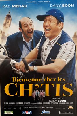 affiche de film français représentant deux hommes à moto avec une tour horloge en arrière-plan